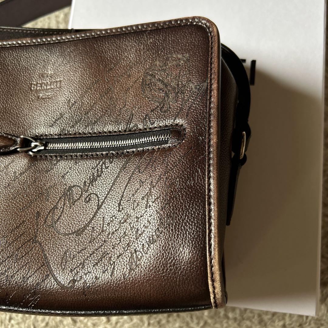 Berluti ジュルナリエ スクリットレザー メッセンジャーバッグ