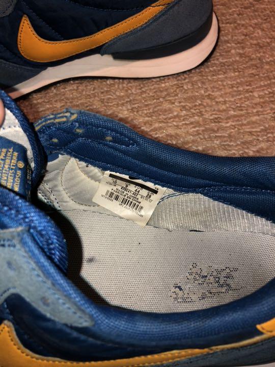 NIKEインターナショナリスト コートブルー/イエロー 828041-402