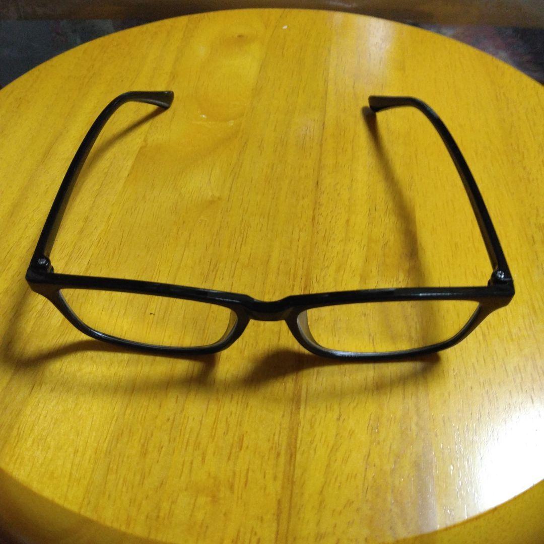 黒いプラスチックフレームの老眼鏡