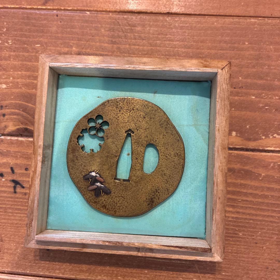 金色の花と昆虫の鍔 金色の花と昆虫の鍔