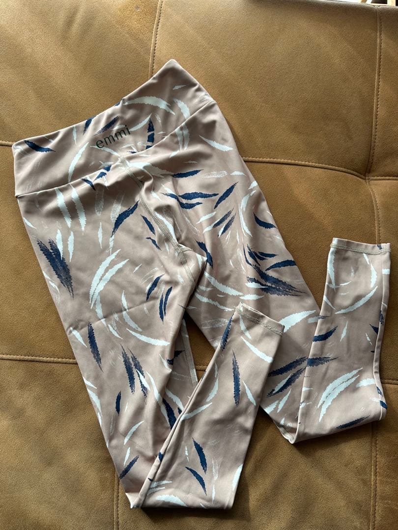 emmi yoga leaf柄ブラトップ&レギンス emmi yoga leaf柄ブラトップ&レギンス