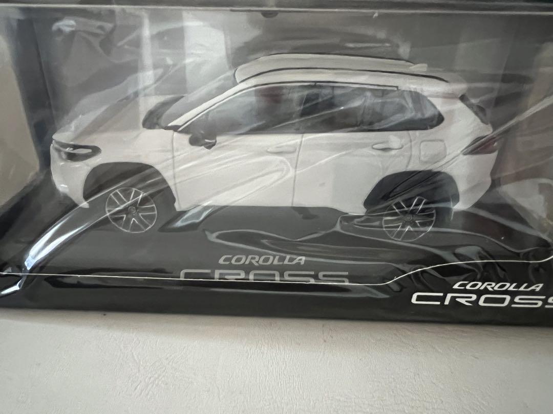 新型カローラクロス　ミニカー