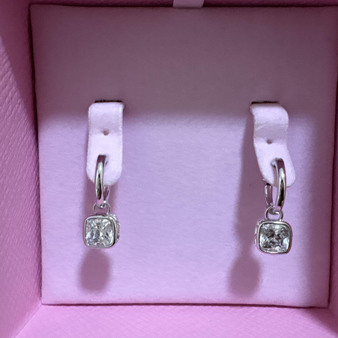 Swarovski クリスタルピアス ピンクボックス付き