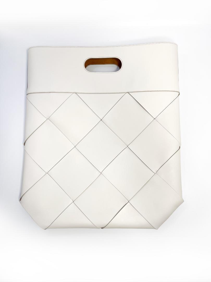 ❣️新品 BOTTEGA VENETA❣️イントレチャート カーフ ショッパー