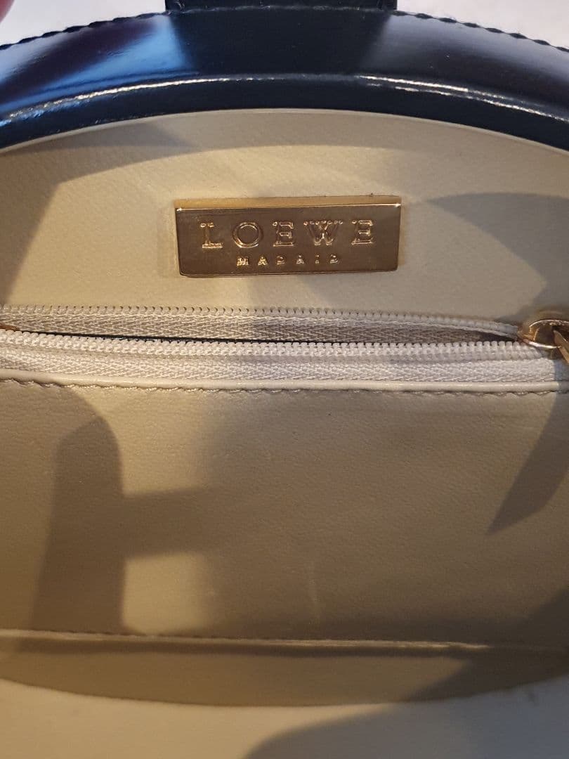 ロエベ 黒いレザーハンドバッグ 円形デザイン