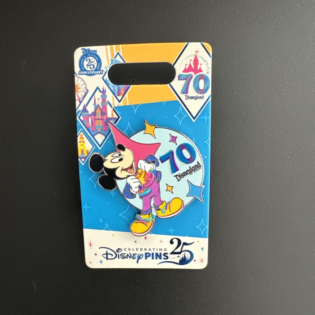 【新品・未使用】カルフォルニアディズニーランド　70周年　ピンバッジ カルフォルニアディズニー70周年 シークレットピンバッジ - メルカリ