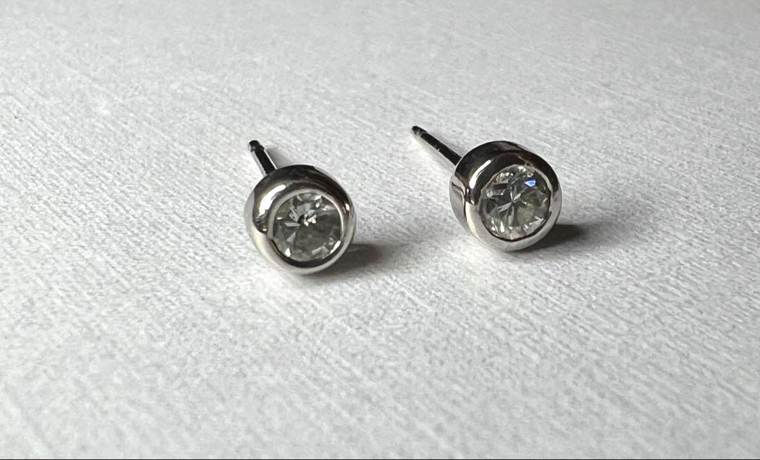 未使用pt900天然ダイヤスタッド・フクリンピアス0.05ct×2計0.10ct