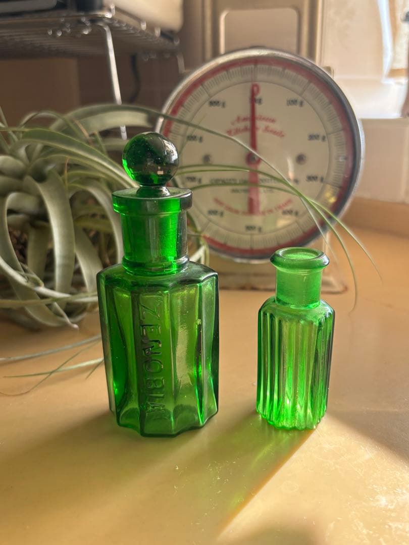 ★★ゼノビア★ZENOBIA★綺麗な香水瓶と緑の瓶　2本セット★アンティーク★