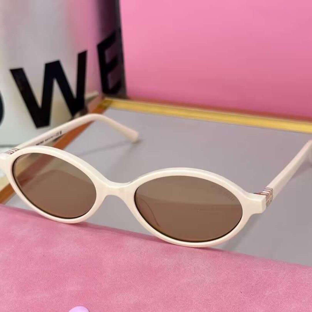 MIU MIU ホワイトラウンドサングラス