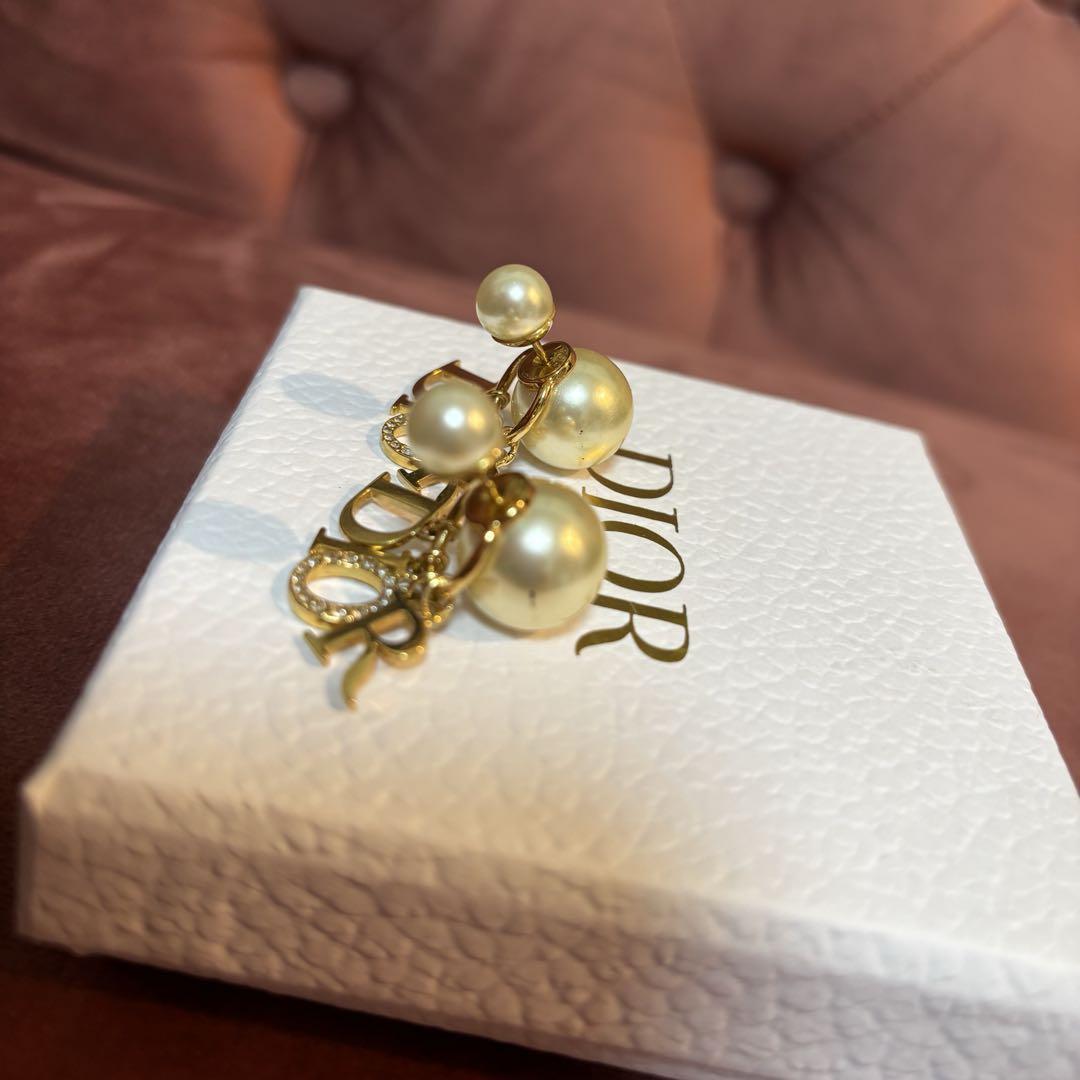 Dior ゴールド ロゴ パール ピアス