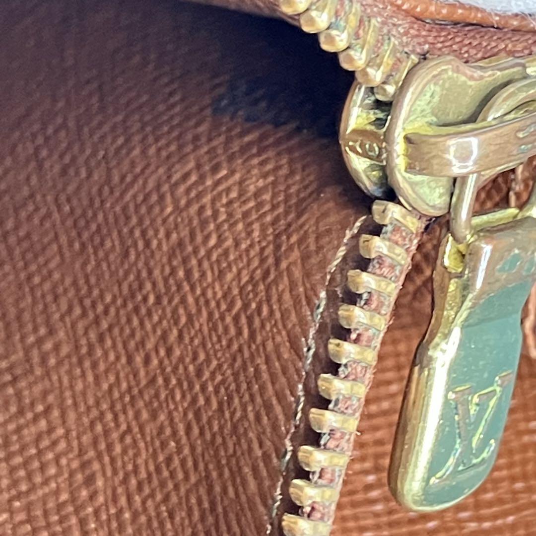 50 LOUIS VUITTON ルイヴィトン　モノグラム　長財布　二つ折り財布