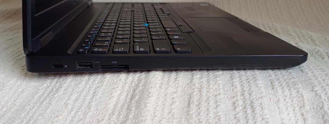 DELL Latitude 5590 第8世代i7搭載