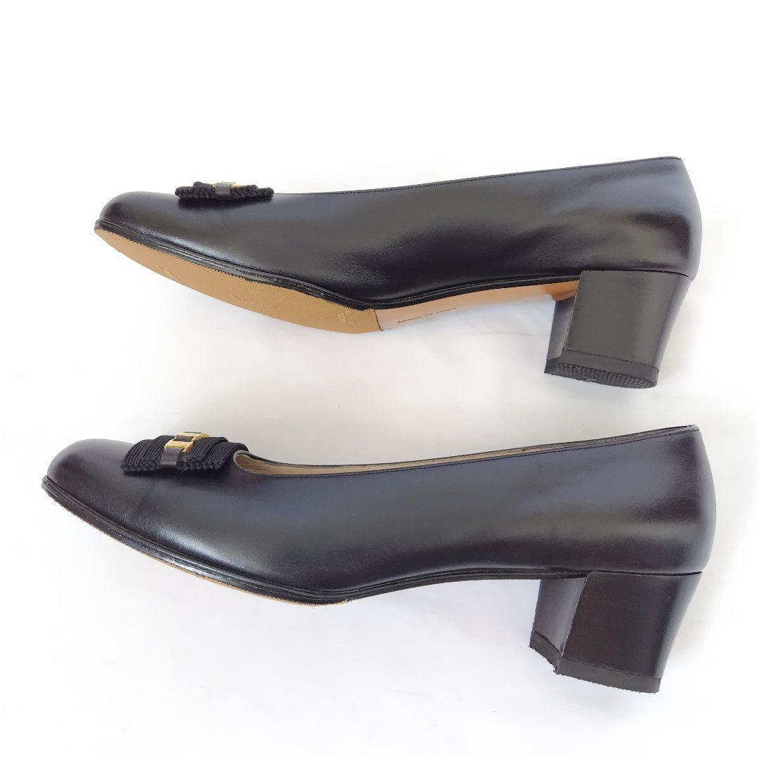 ピース美品❤箱付き☆【Ferragamo】4連ヴァラプレート パンプス 黒