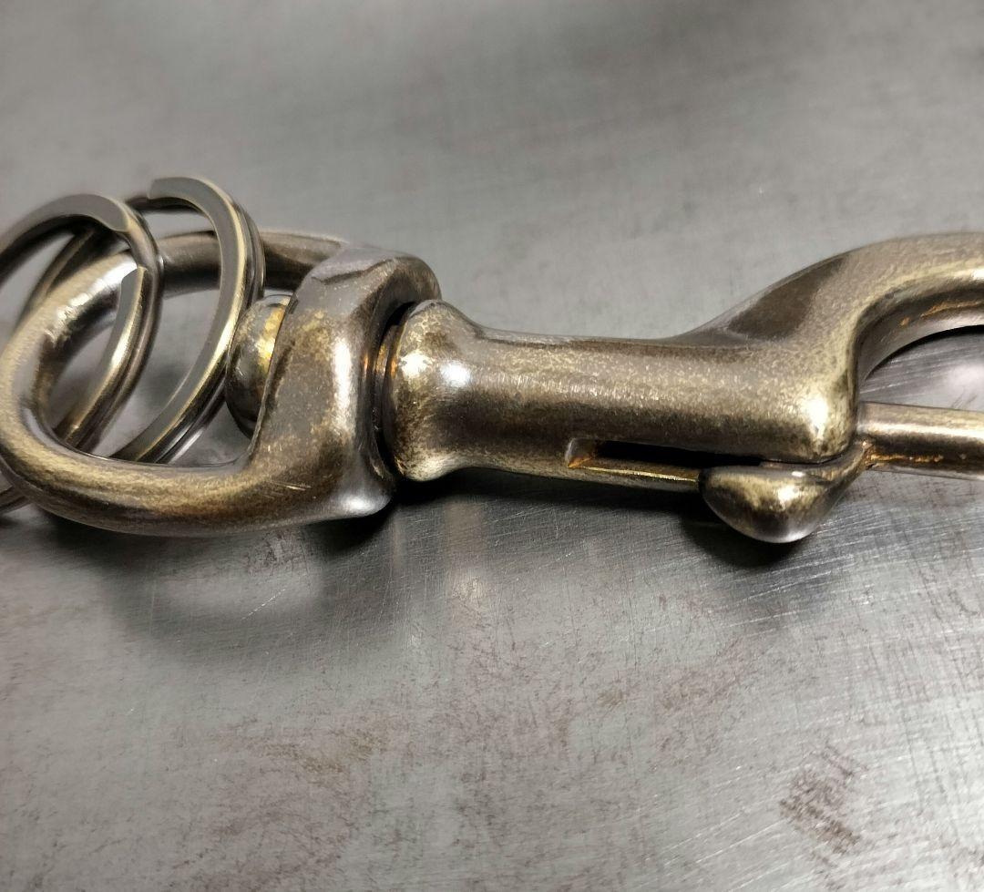 【新作からSALEアイテム等お得な商品満載】 真鍮 キーホルダー キーリング カラビナ 特大 鉄砲ナスカン 燻し バッグ・財布