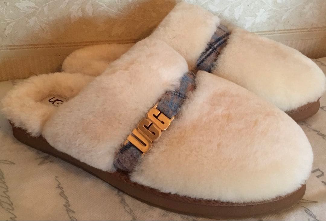 US限定!UGGアグ スライドサンダル シープスキン メタルロゴ 新品 US限定!UGGアグ スライドサンダル シープスキン メタルロゴ 新品