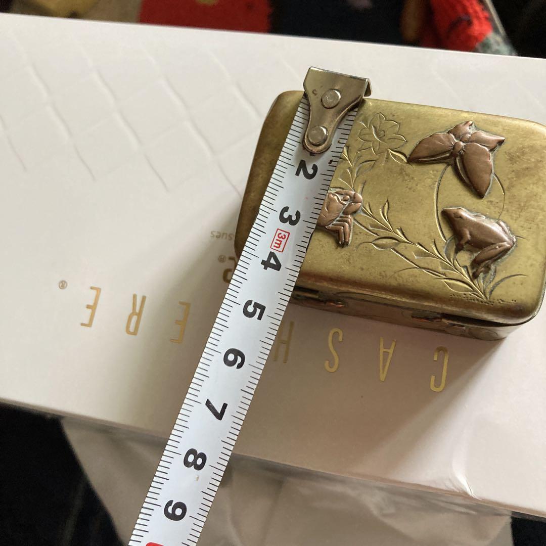 金色のカエルと蟹、蝶、バッタ、トンボなどの彫金箱