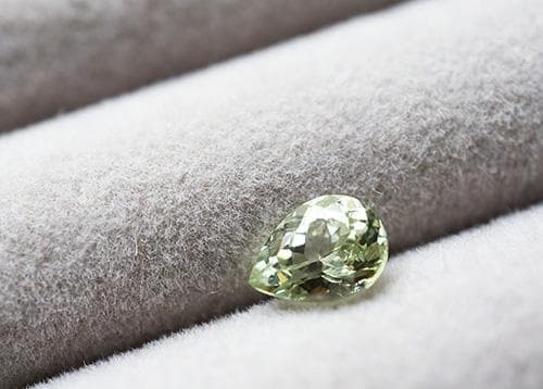 直立の グロッシュラーガーネット ルース ペアシェイプ 裸石 天然石