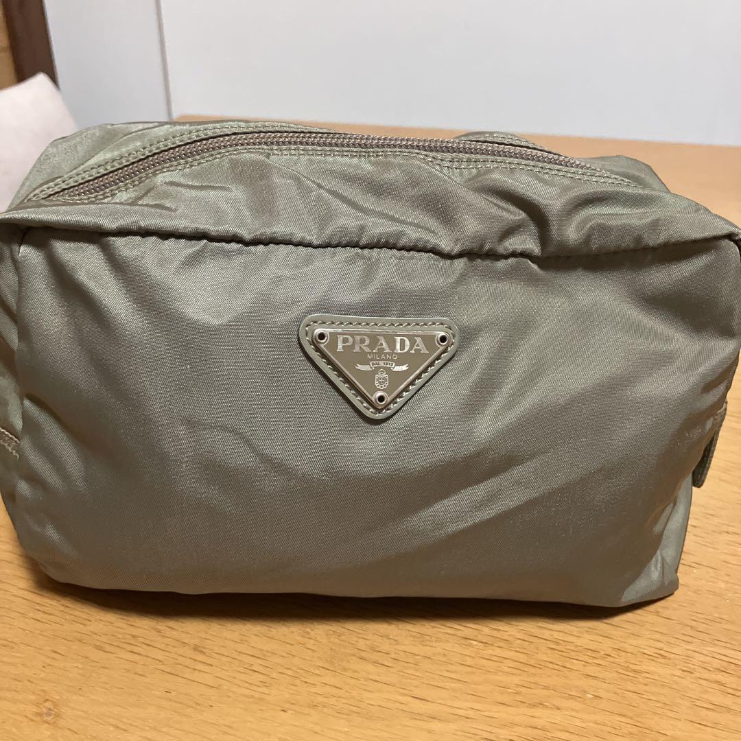 新品未使用　PRADA コスメポーチ　ベージュ　PRADA ポーチ　三角プレートバッグ