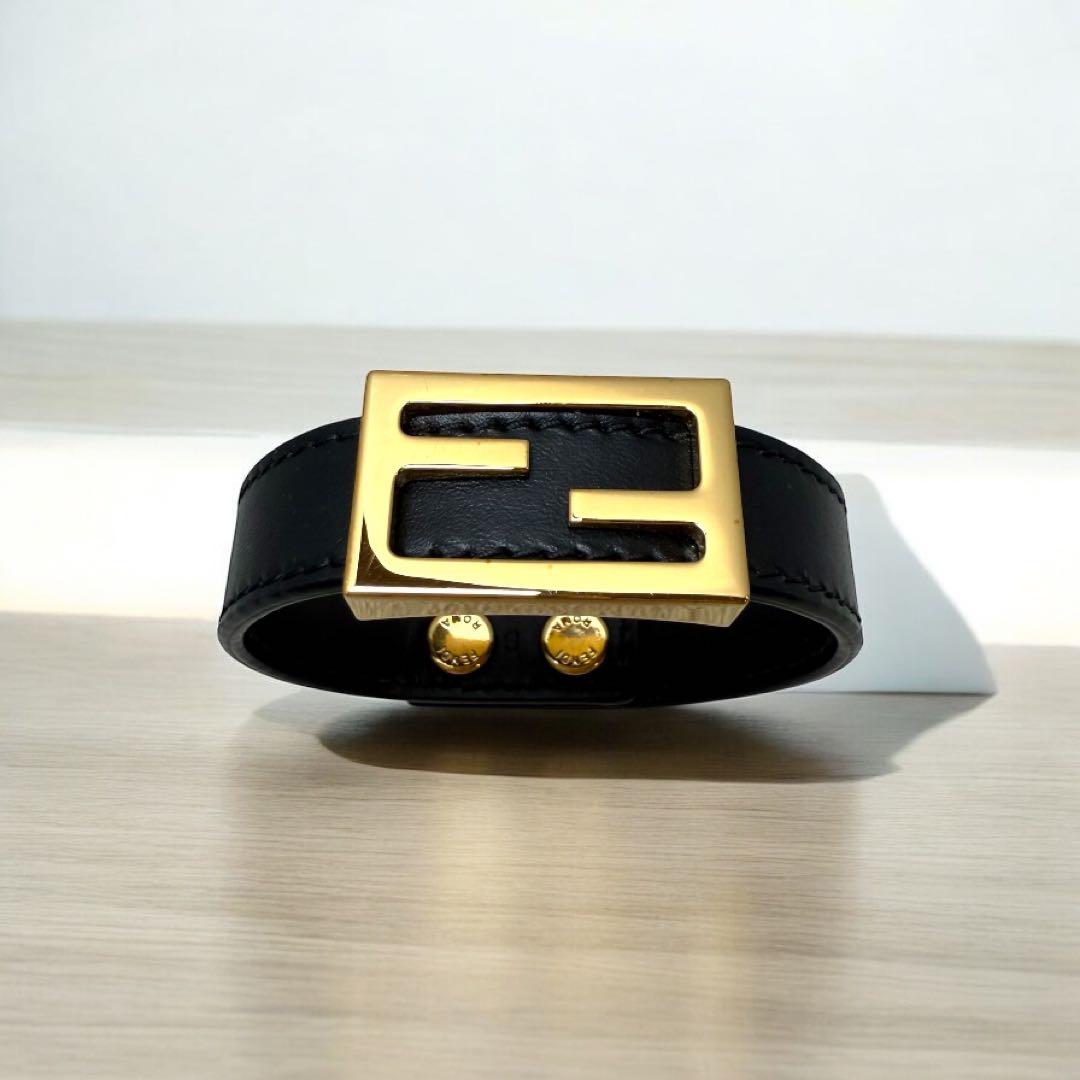 【美品】FENDI ブラックレザーバングル/箱付き