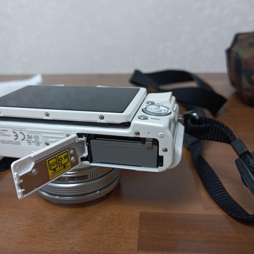 OLYMPUS デジタルカメラ ホワイト　レンズ不良ありジャンク品