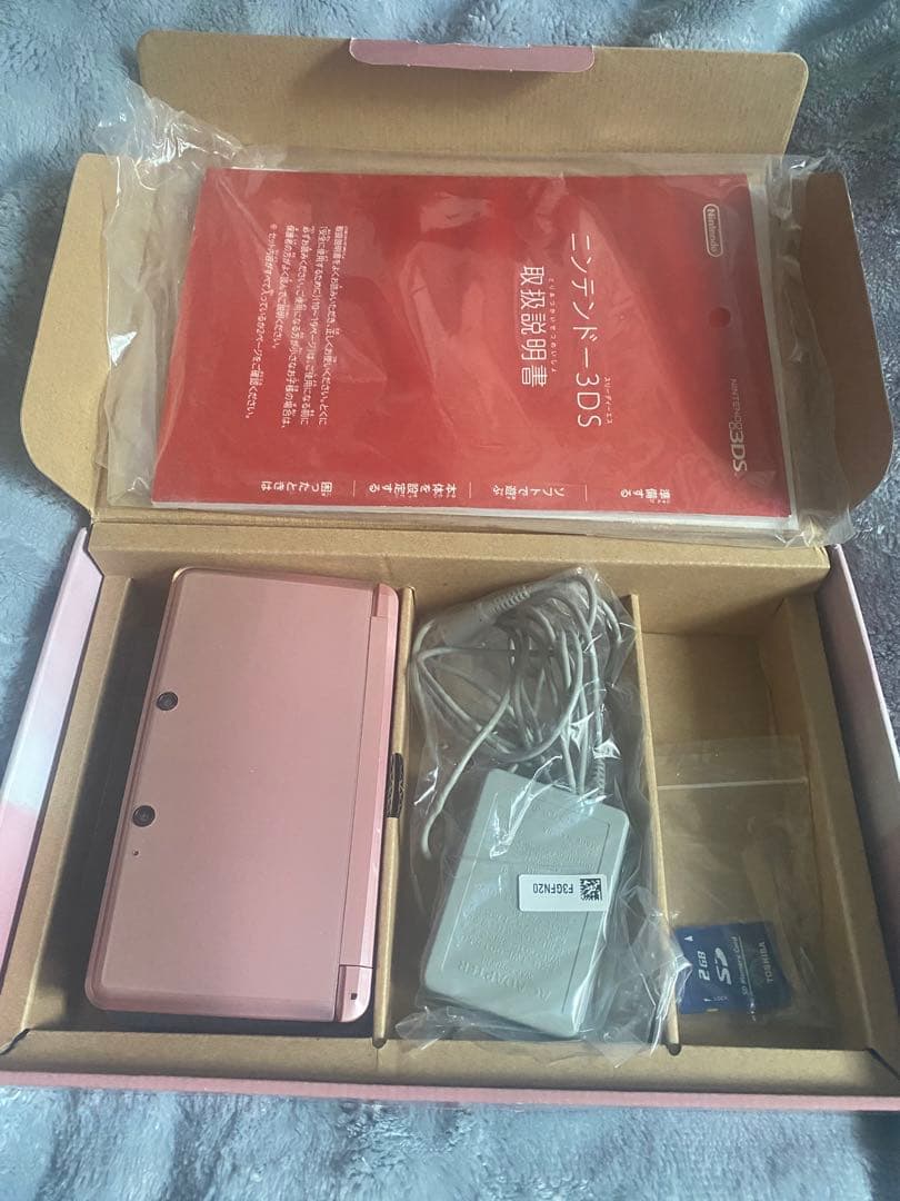 Nintendo 3DS ピンク 本体 充電器付き Nintendo 3DS ピンク 本体 充電器付き