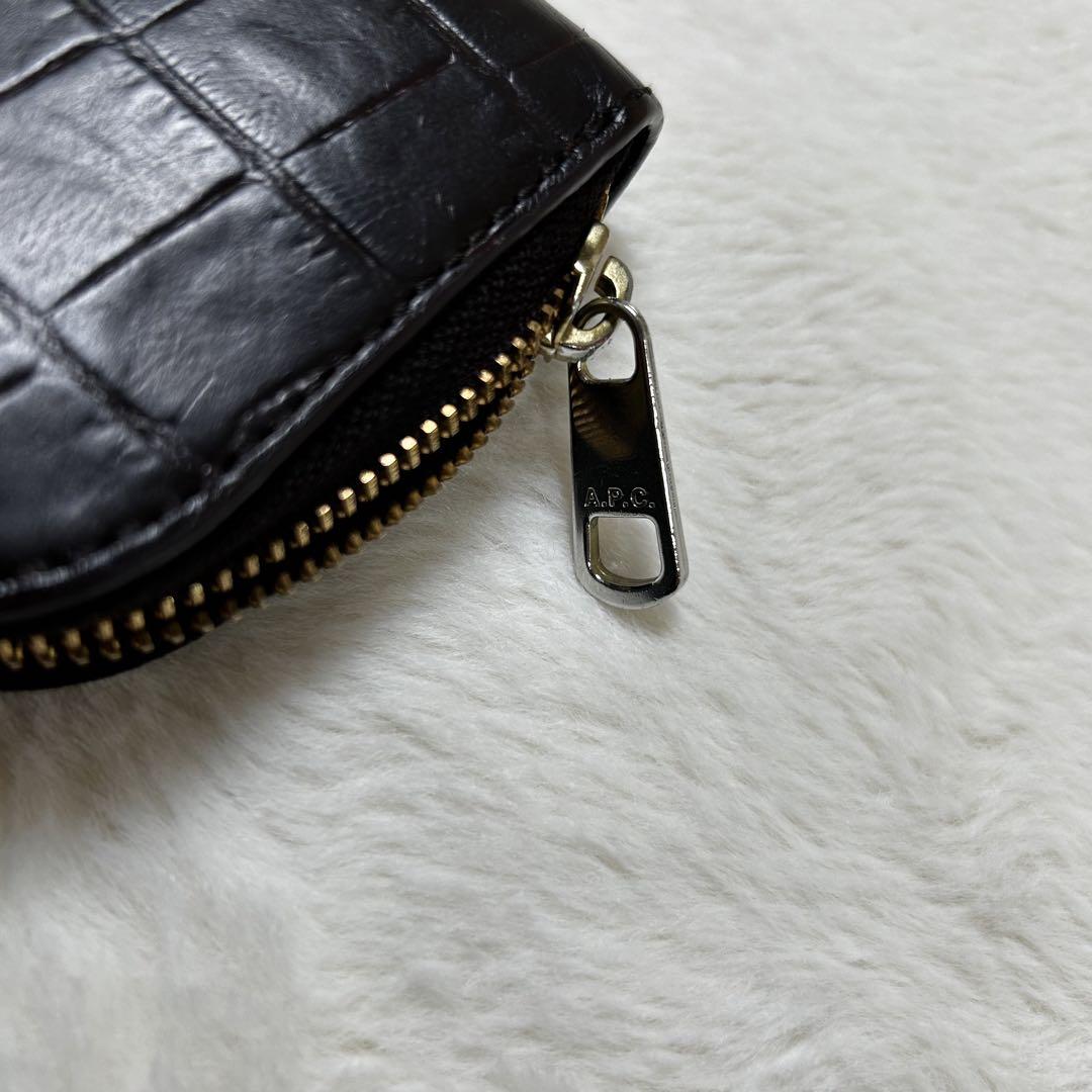 A.P.C クロコ型押しハーフムーンラウンドファスナー二つ折り財布茶色