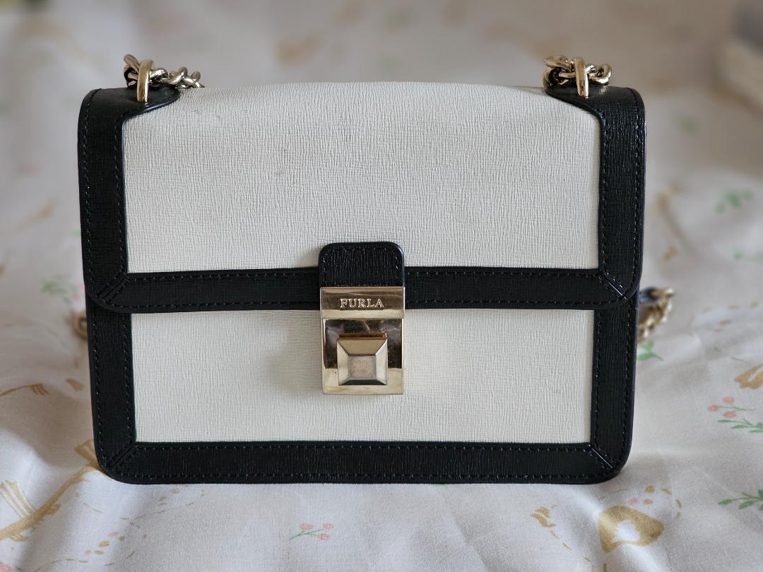 レザー製のFURLA Dixie ショルダーバッグ。