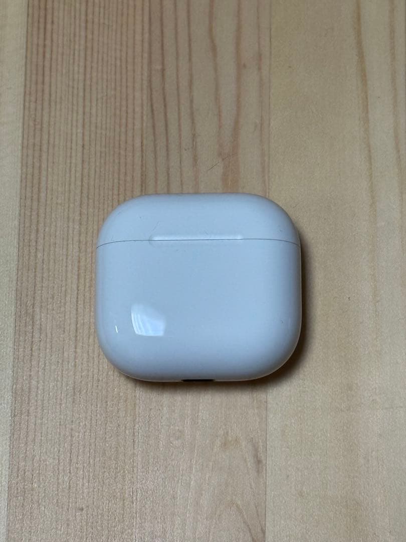 ⭕️美品 AirPods本体 ホワイト 充電ケース付き ⭕️美品 AirPods本体 ホワイト 充電ケース付き