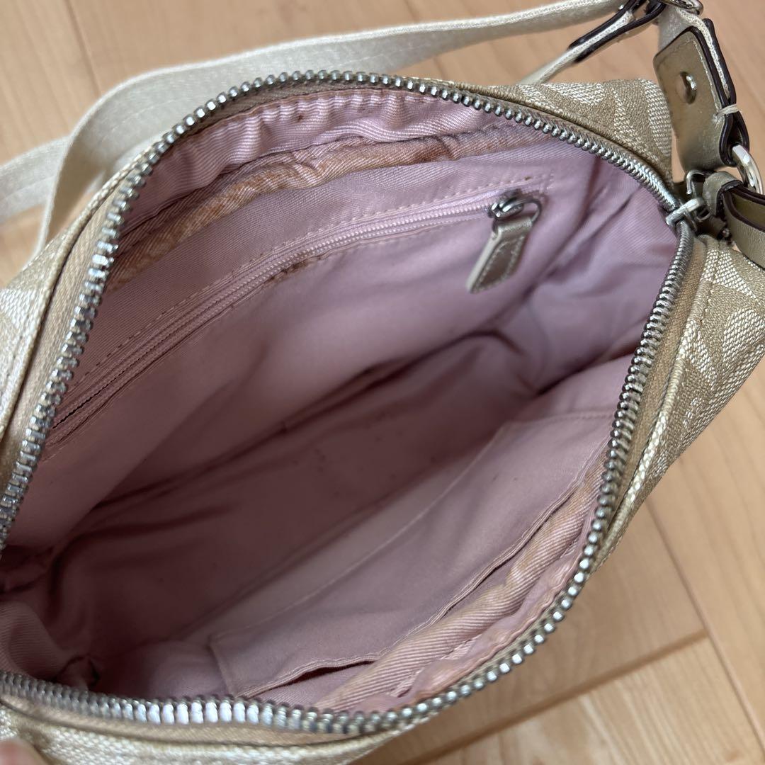 COACH ベージュ ロゴ柄 ショルダーバッグ - メルカリ
