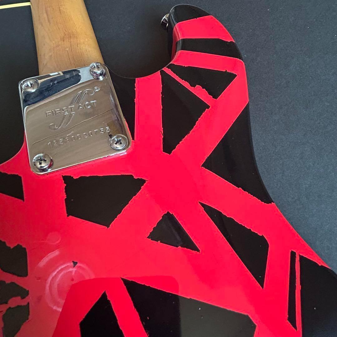 週末チャンス！！　エディ～！　VHⅡ　Black ＆Red 風のミニ・ギター。