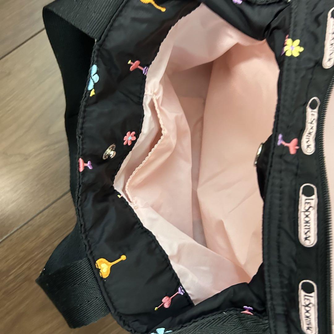【極美品】　レスポートサック　モリー　花柄 刺繍 トートバッグ ブラック LeSportsac - 【レスポートサック】フラワーモチーフ 花柄 刺繍