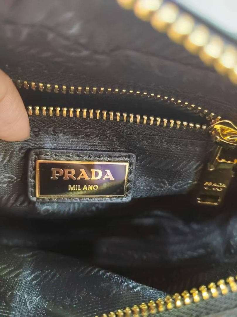 PRADA 黒 レザー ショルダーバッグ