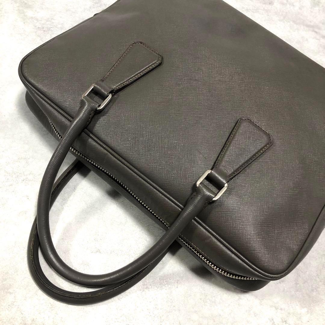 美品✨プラダ サフィアーノレザー 三角ロゴプレート ブリーフケース グレー A4