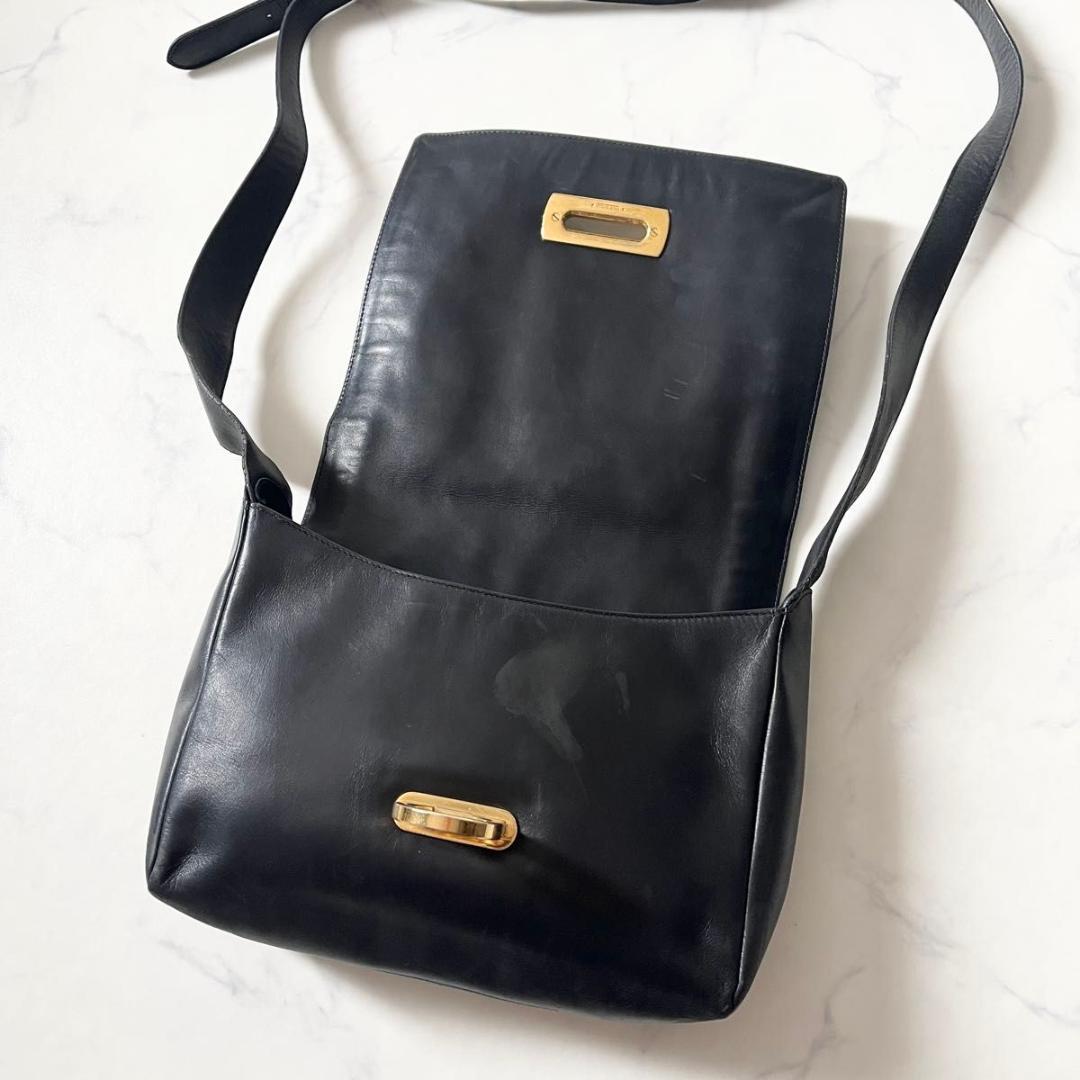 サルヴァトーレフェラガモ ガンチーニ ショルダーバッグ ゴールド金具 レザー黒 サルヴァトーレフェラガモ ガンチーニ ショルダーバッグ ゴールド金具 レザー黒