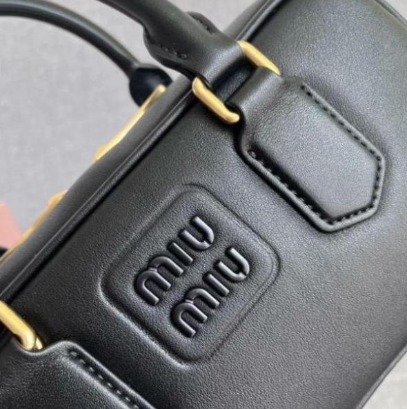 新品未使用 miu miu ハンドバッグ 黒色 ショルダーバッグ