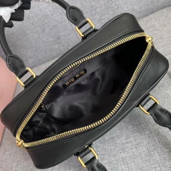 新品未使用 miu miu ハンドバッグ 黒色 ショルダーバッグ
