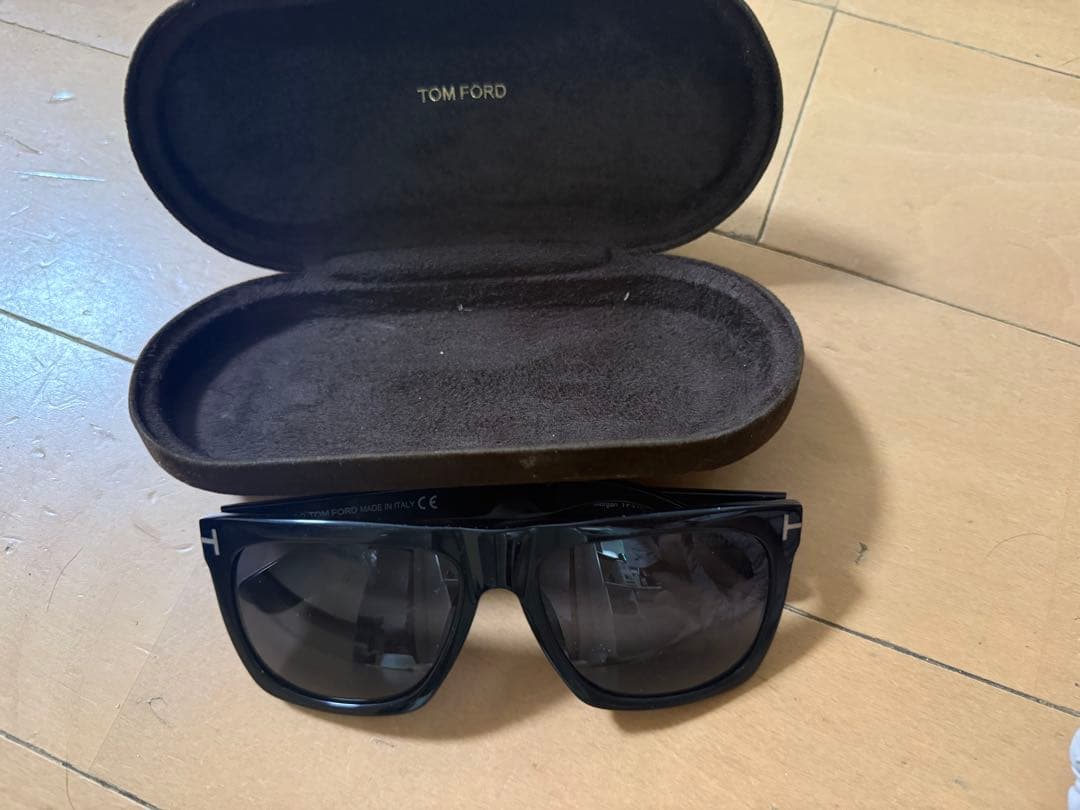 TOM FORD ブラックラウンドサングラス ケース付き TOM FORD ブラックラウンドサングラス ケース付き