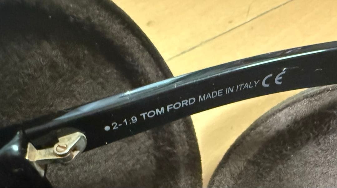 TOM FORD ブラックラウンドサングラス ケース付き TOM FORD ブラックラウンドサングラス ケース付き