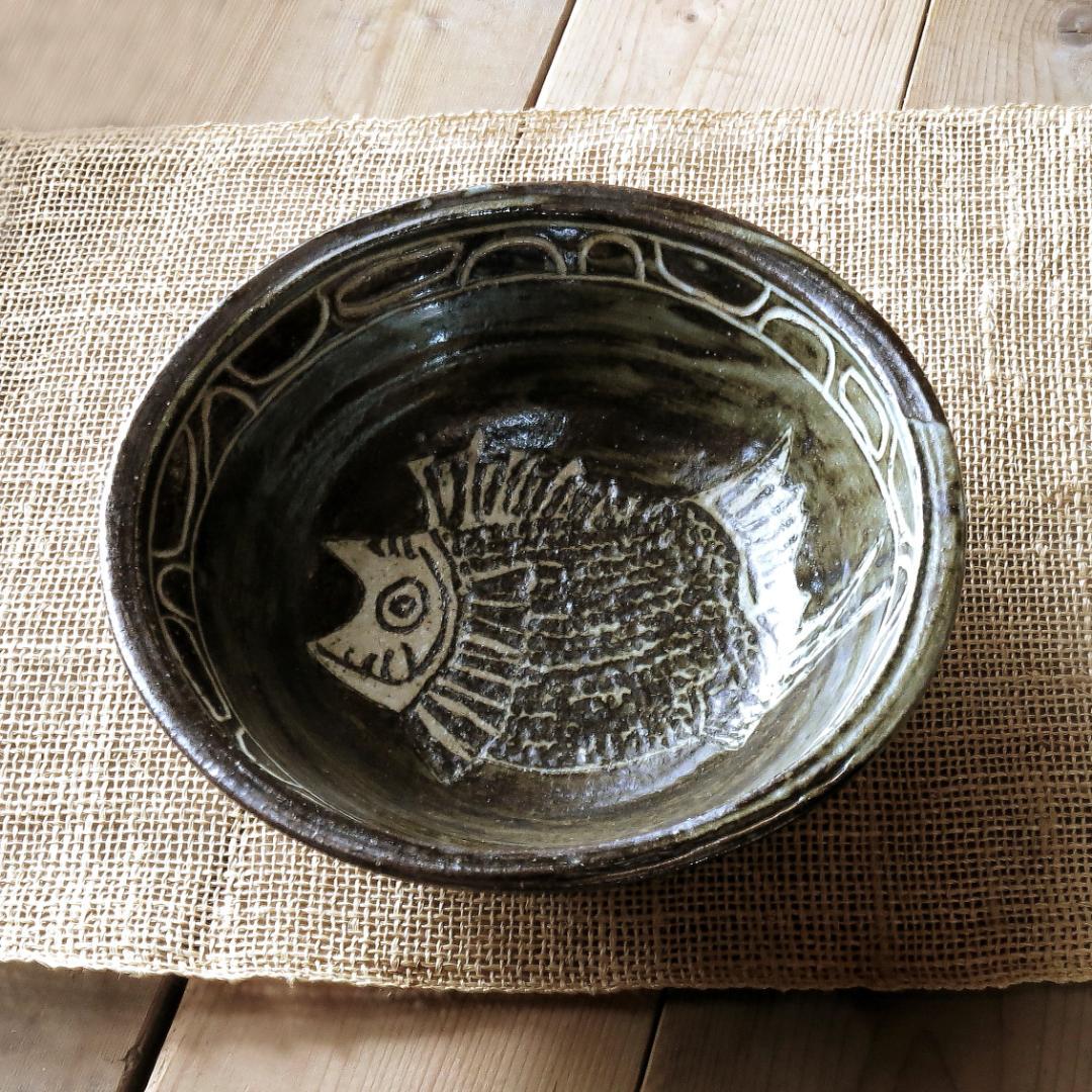 新品   陶器食器陶芸作家8寸魚紋鉢（象嵌黒魚紋）B