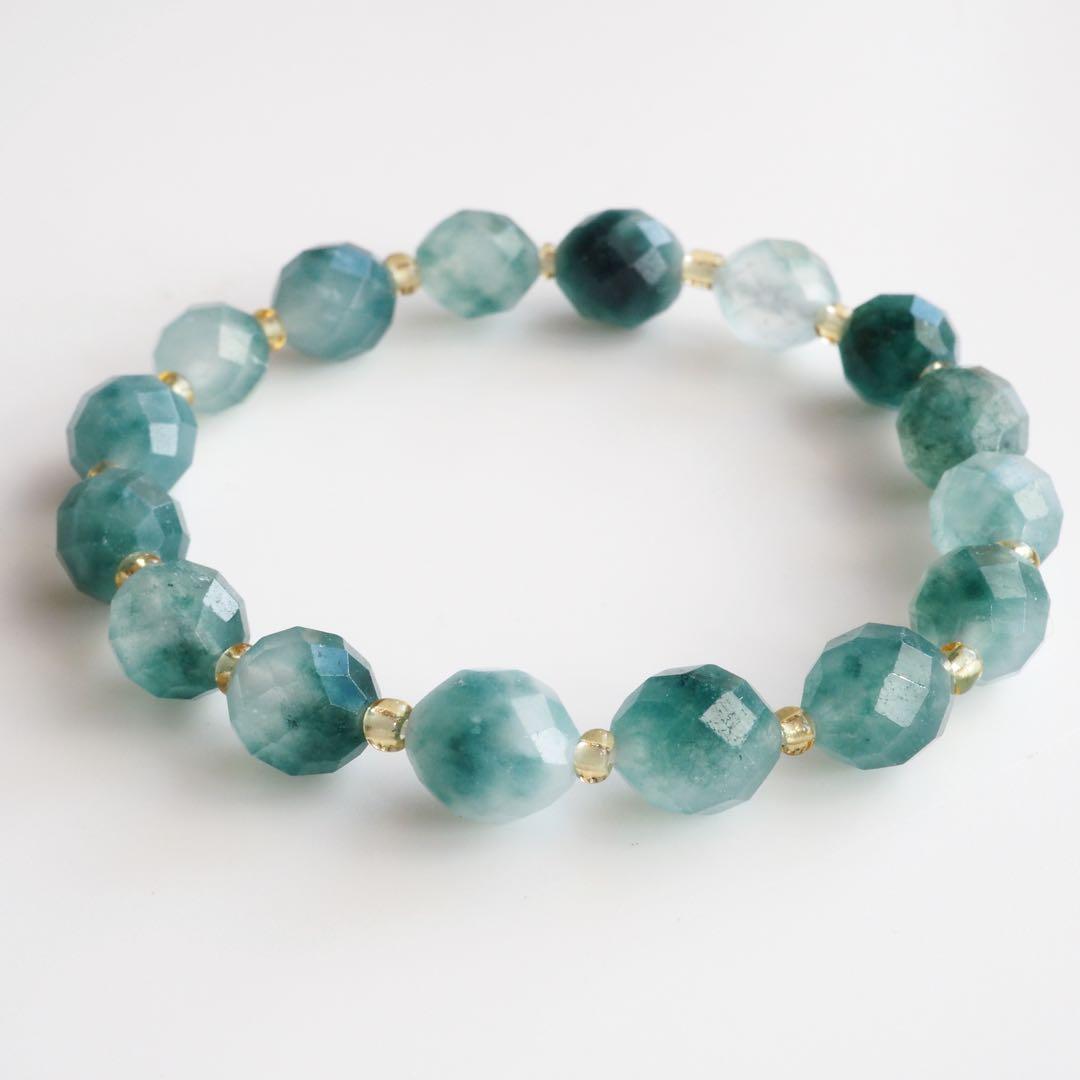 《新作＊少ないです》希少色バイカラーエメラルド翡翠のゴムブレスレット