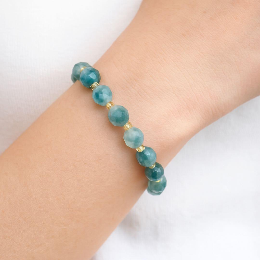 《新作＊少ないです》希少色バイカラーエメラルド翡翠のゴムブレスレット