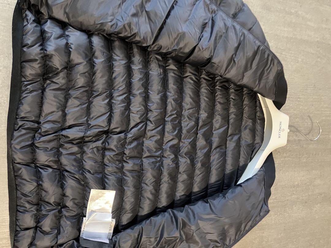 Moncler モンクレール　フリルの飾りが可愛いライトダウンジャケット