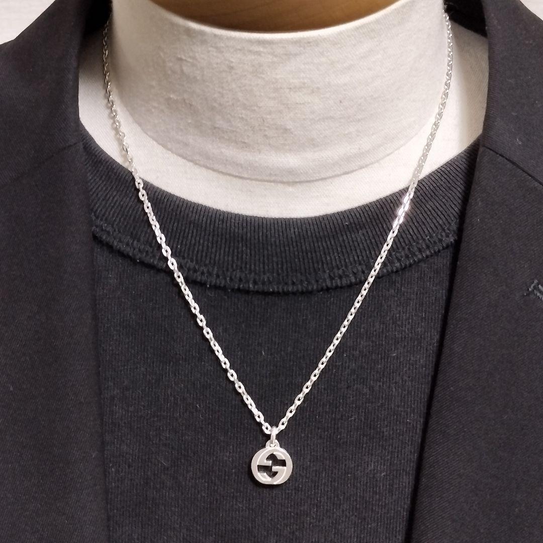 925