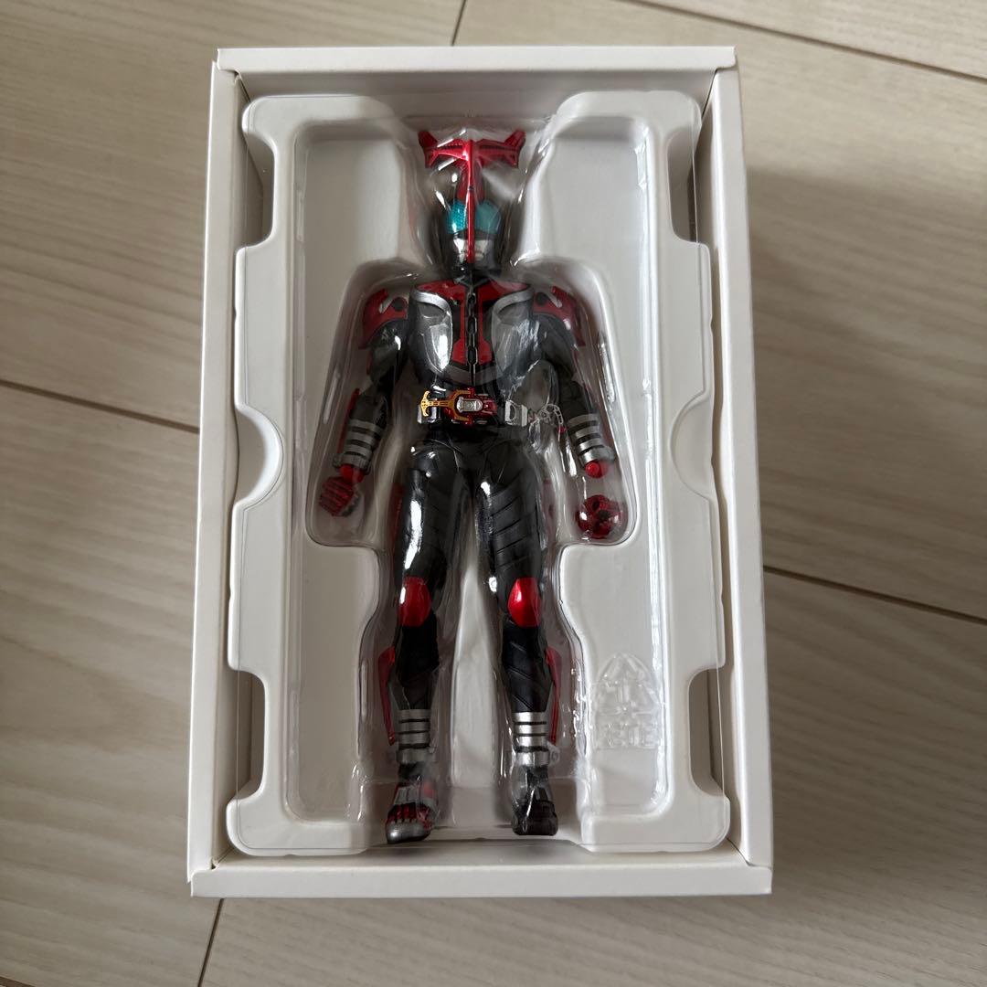 S.H.figuarts 真骨彫 仮面ライダーカブト ハイパーフォーム 10th S.H.figuarts 真骨彫 仮面ライダーカブト ハイパーフォーム 10th