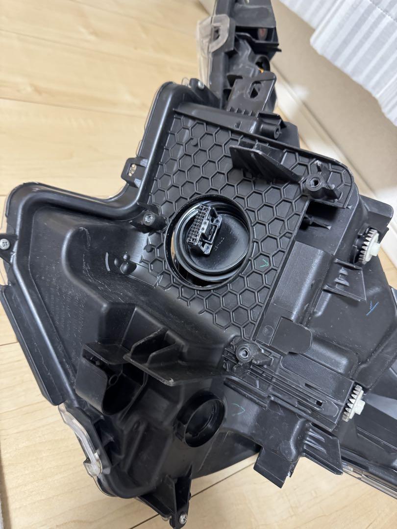 50プリウス前期（ZVW50)右ヘッドライト本体