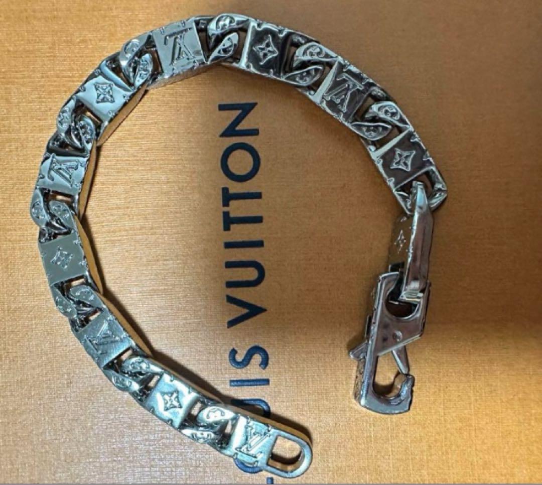 人気海外ブランドアイテム｜ファッション通販 極美品】LOUIS VUITTON ロゴ入りブレスレット - メルカリ アクセサリー