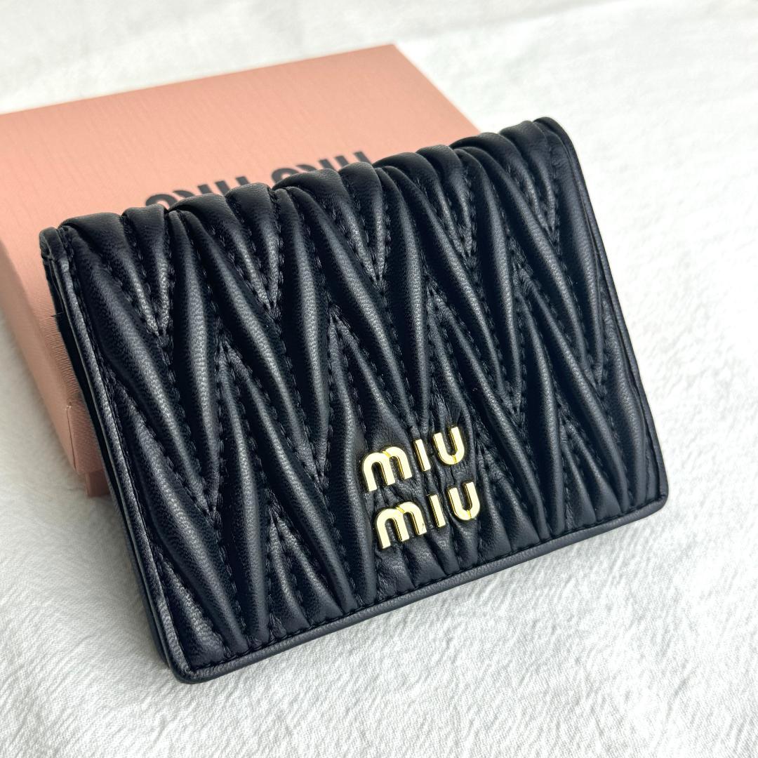 ✨美品✨ miu miu ブラック 二つ折り財布