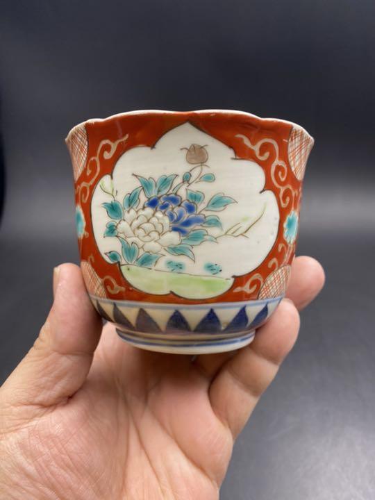 古伊万里　蕎麦猪口　色絵　窓絵に草花　見込にかわいい花達