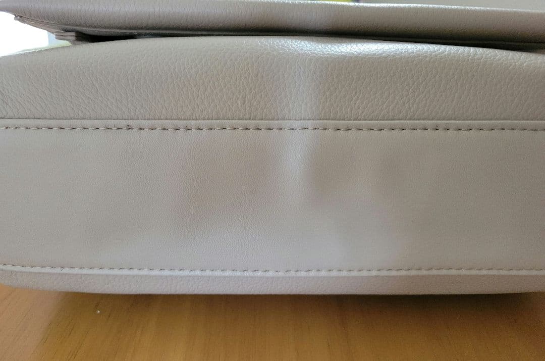 ビアズリー レザー ボディバッグ ベージュ ビアズリー レザー ボディバッグ ベージュ