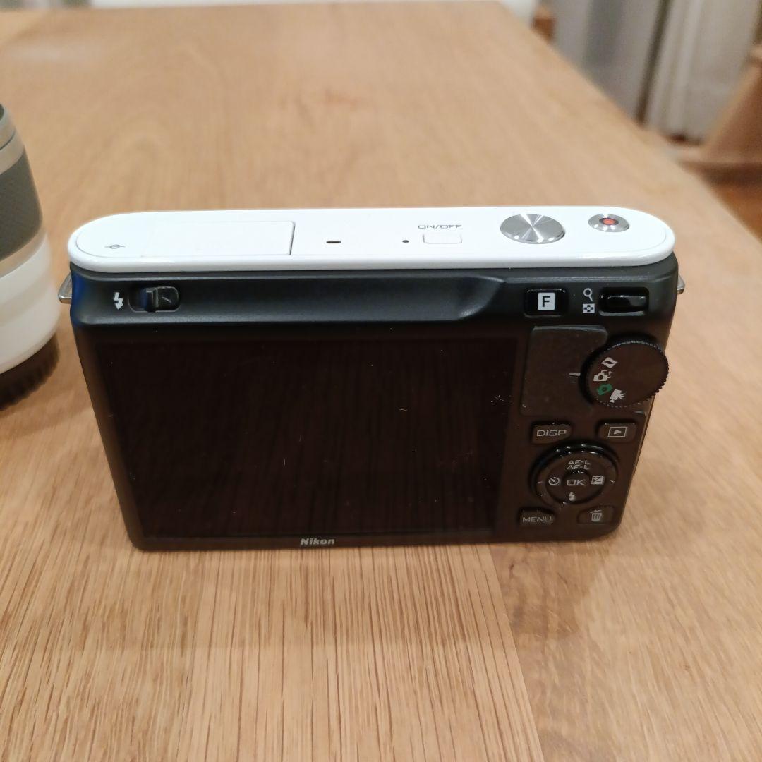 Nikon ニコン J1 WズームキットWHITE ミラーレス一眼カメラ
